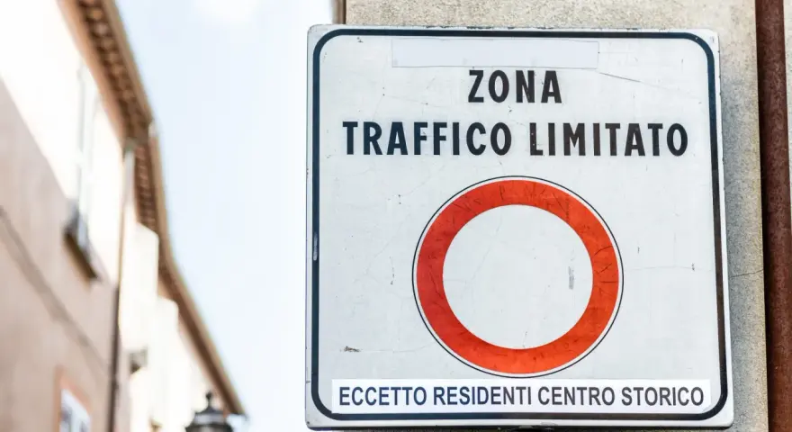 Cartello "ZTL attiva significato": zona a traffico limitato, eccetto residenti centro storico.