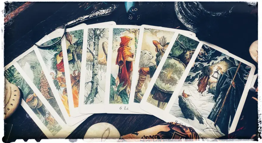 Rozłożona karta w tarocie z magicznymi ilustracjami postaci i zwierząt. W tle lupa i kostki do gry.