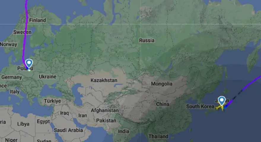 Trasa lotu z Polski do Japonii. Zastanawiasz się, ile się leci do Japonii? Mapa pokazuje długą podróż przez Europę i Azję.