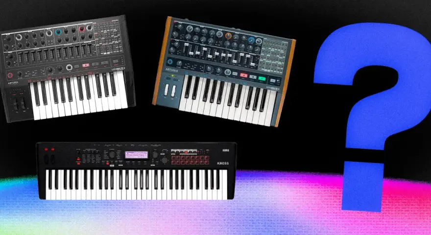 Synteza subtraktywna: trzy syntezatory, w tym dwa Arturia Minibrute 2 i Korg Kross, obok wielkiego znaku zapytania.