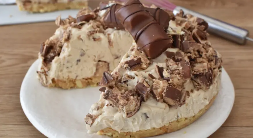 Una golosa torta Kinder Bueno, con pezzi di cioccolato e crema, pronta per essere gustata.