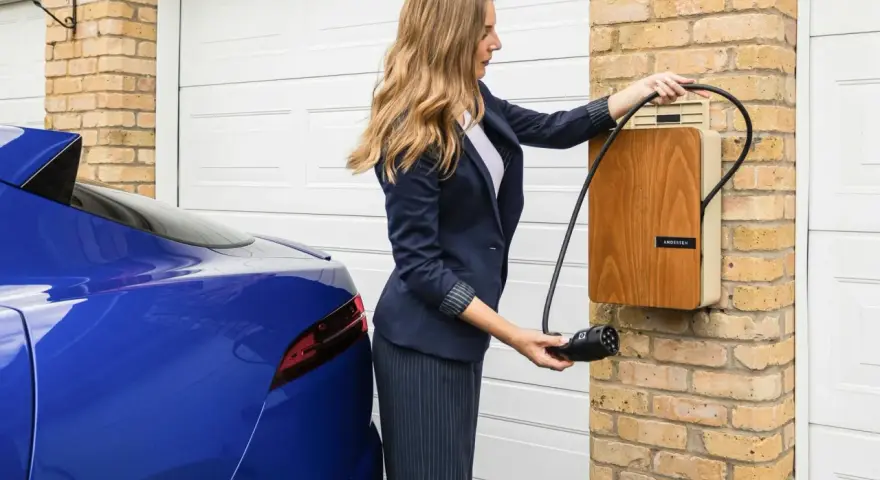 Kobieta podłącza niebieski samochód elektryczny do ładowarki. Szybkie ładowanie dzięki sile 400V.