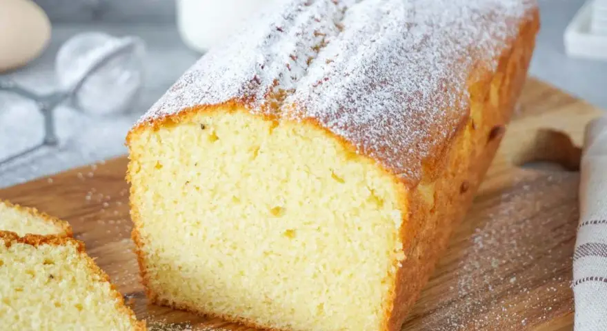 Ein saftiger Rührkuchen, bestäubt mit Puderzucker, perfekt für ein einfaches Kuchen Rezept.