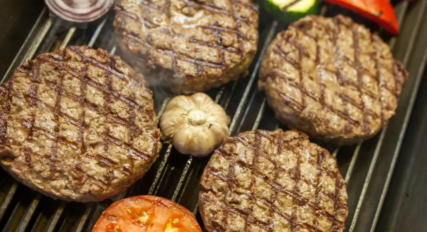 Jak usmażyć burgera? Sekret soczystości i smaku
