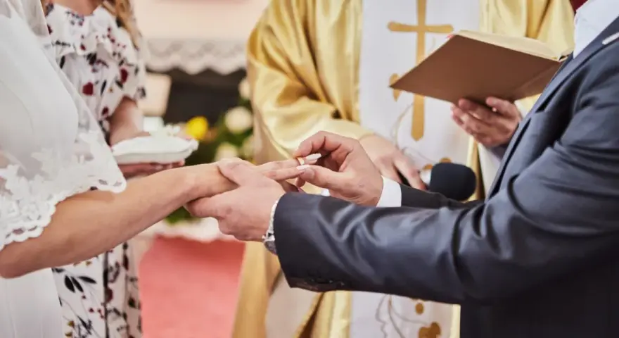 Ślub kościelny w Polsce: Twoje małżeństwo ważne prawnie?