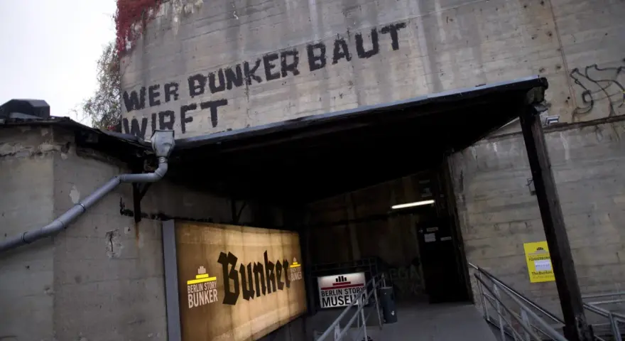 Eingang zum "Berlin Story Bunker", einem Museum, das Einblicke in die Geschichte des Führerbunkers bietet.