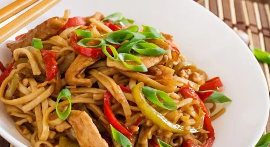 Pyszny makaron udon z kurczakiem i warzywami, idealny na szybki obiad. Prosty przepis na udon, który zachwyci każdego!