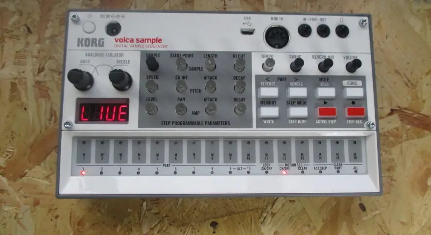 Korg Volca Sample 2, kompaktowy sekwencer sampli, gotowy do tworzenia muzyki.