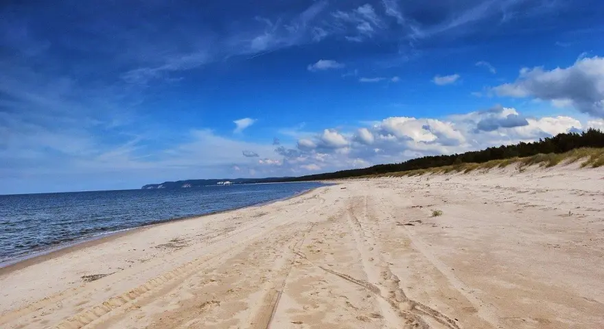 Piękna, piaszczysta mechelinki plaża z widokiem na morze i las.