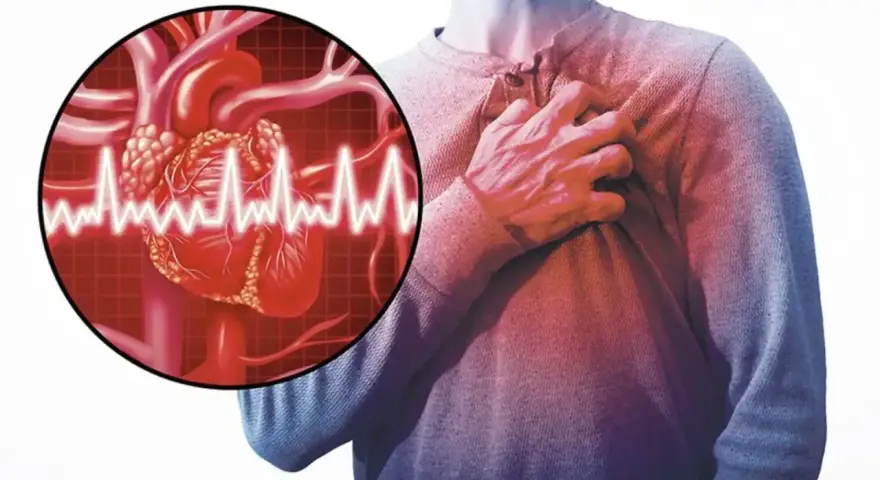 Człowiek trzymający się za klatkę piersiową, symbolizujący dusznicę bolesną. Obok grafika serca z zapisem EKG.