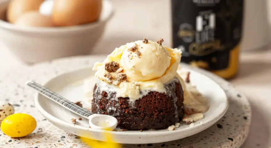 Ein warmer brownie mit einer Kugel Vanilleeis, bestreut mit Schokostückchen. Perfekt für Naschkatzen!