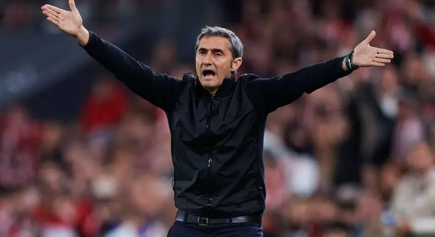 Ernesto Valverde, z pasją prowadzone drużyny, gestykuluje do swoich zawodników na tle trybun.