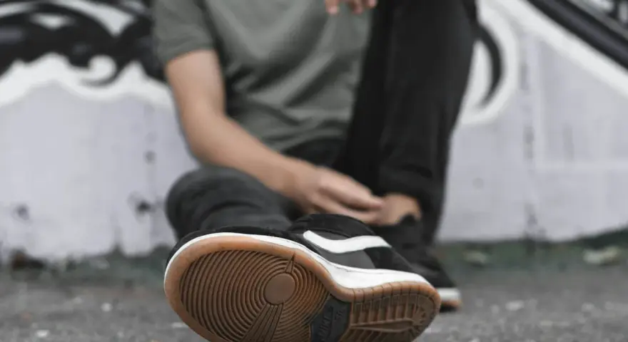 Scarpa da skate con suola consumata, tipica di chi pratica sport e ha un passo pronatore.