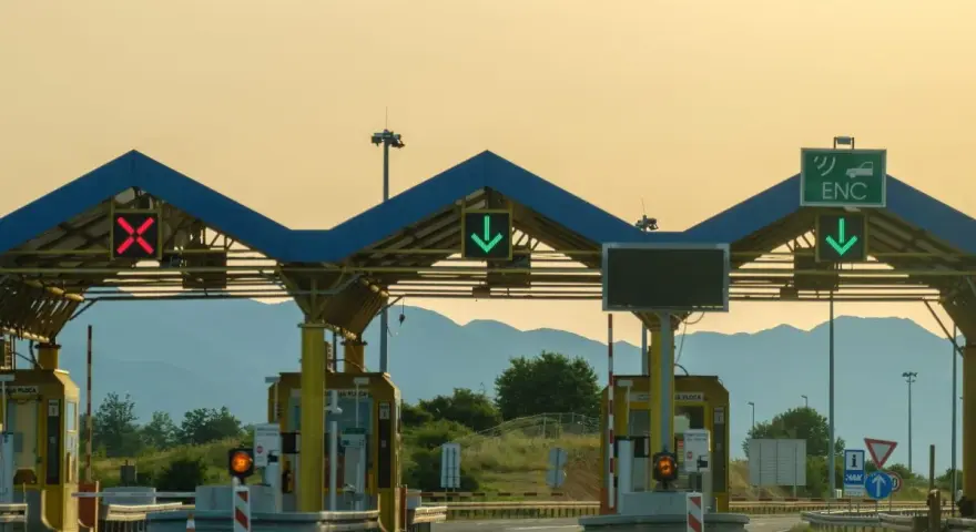 Bramki autostradowe z czerwonym krzyżykiem i zieloną strzałką. Można tu kupić e-toll bilet jednorazowy.