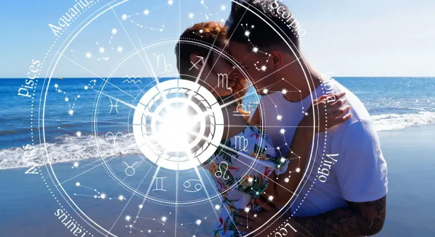 Para zakochanych na plaży, otoczona kołem zodiaku. Ich miłość jest jak numerologiczna 4 – stabilna i pełna harmonii.