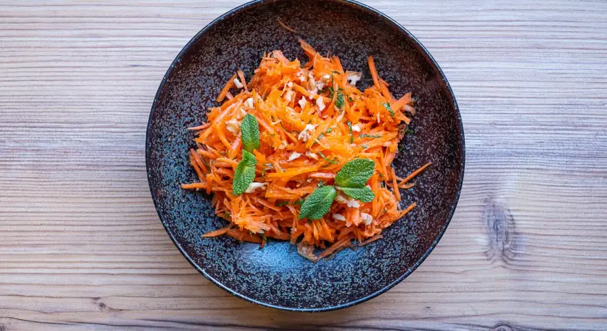 Ein bunter Karottensalat mit Minze und Nüssen, perfekt für ein leichtes karottensalat rezept.
