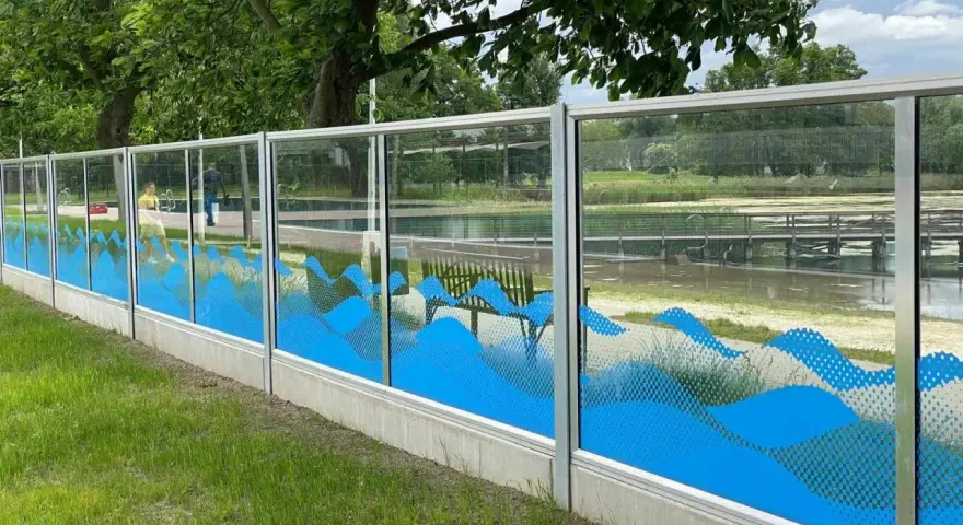 Nowy ekran akustyczny od sąsiada z motywem fal.
