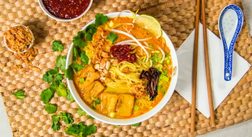 Aksamitny bulion, makaron, tofu i dodatki tworzą pyszną laksa. Co to jest? To azjatycka uczta!