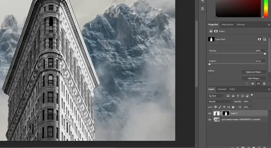 Edytowany w lut photoshop obraz przedstawia budynek w kształcie klina na tle mglistych gór.