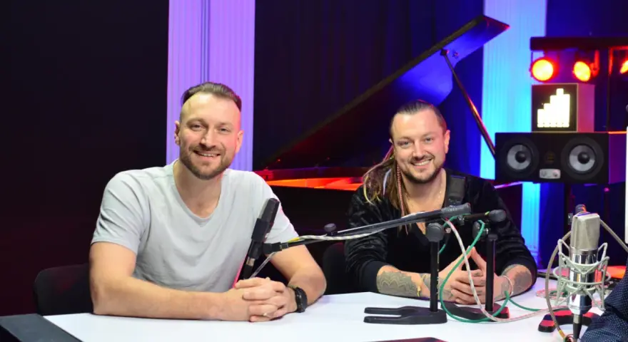Aleksander Milwiw-Baron i jego kolega w studiu, gotowi do nagrania nowych utworów.