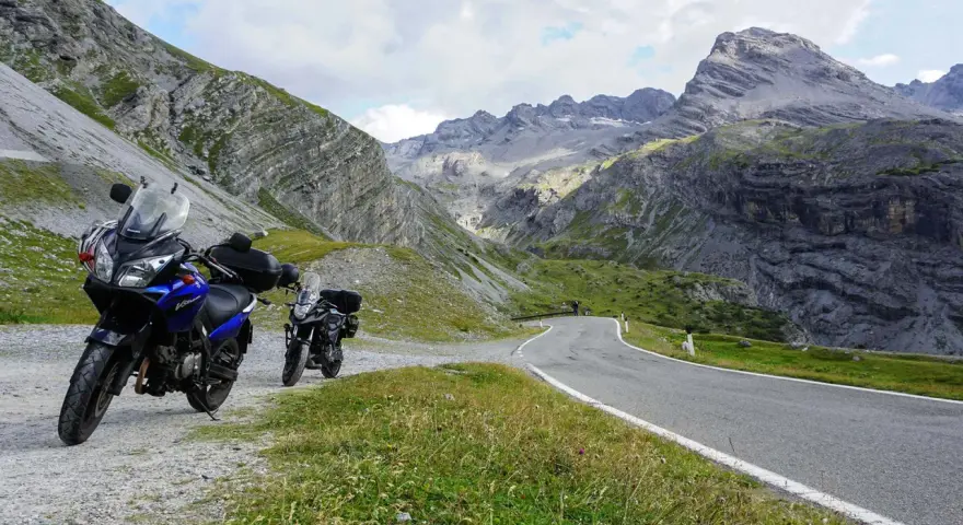 Dwa motocykle na górskiej drodze. Niesamowite widoki Słowacji podczas podróży motocyklem.