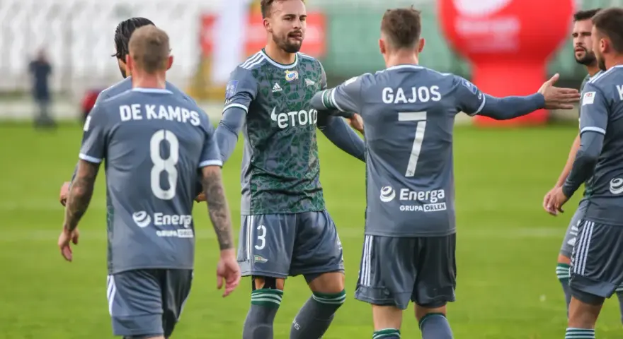 Piłkarze Lechii Gdańsk i Pogoni Szczecin świętują na boisku. Widoczni De Kamps (nr 8) i Gajos (nr 7).