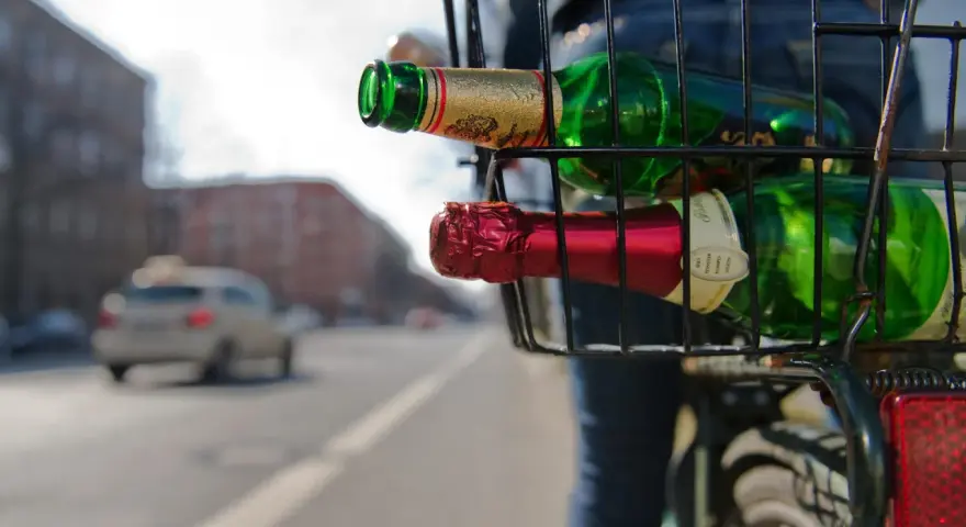 Flaschen im Fahrradkorb. Vorsicht: betrunken Fahrrad fahren Strafe!