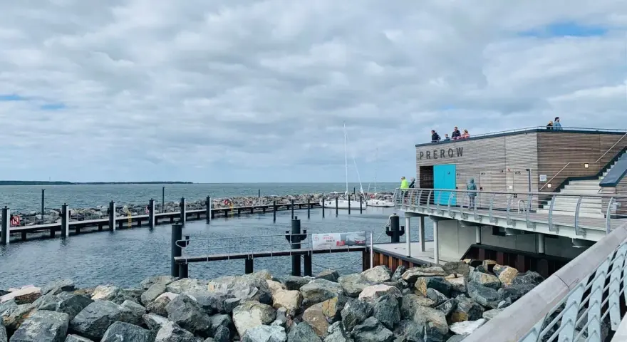 Der Prerow Hafen mit seinem modernen Gebäude und den Bootsstegen lädt zum Verweilen ein.
