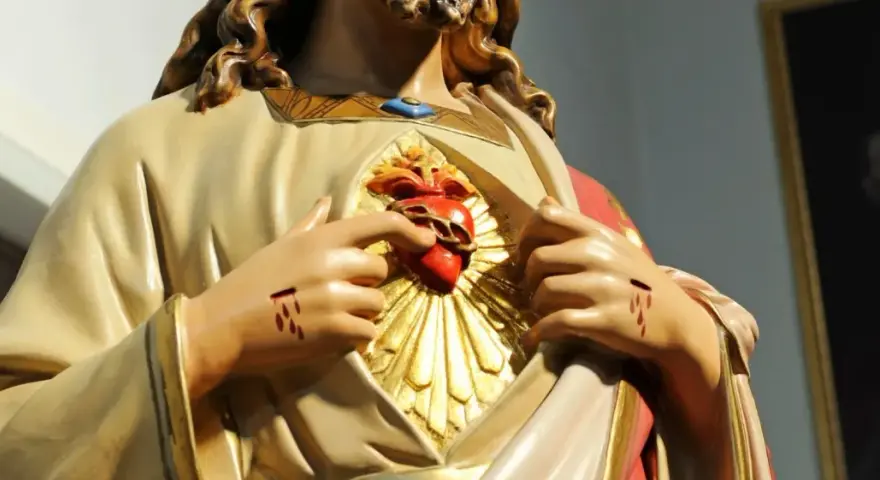 Statue des heiligen Herz Jesu mit Dornenkrone und Wundmalen an den Händen.