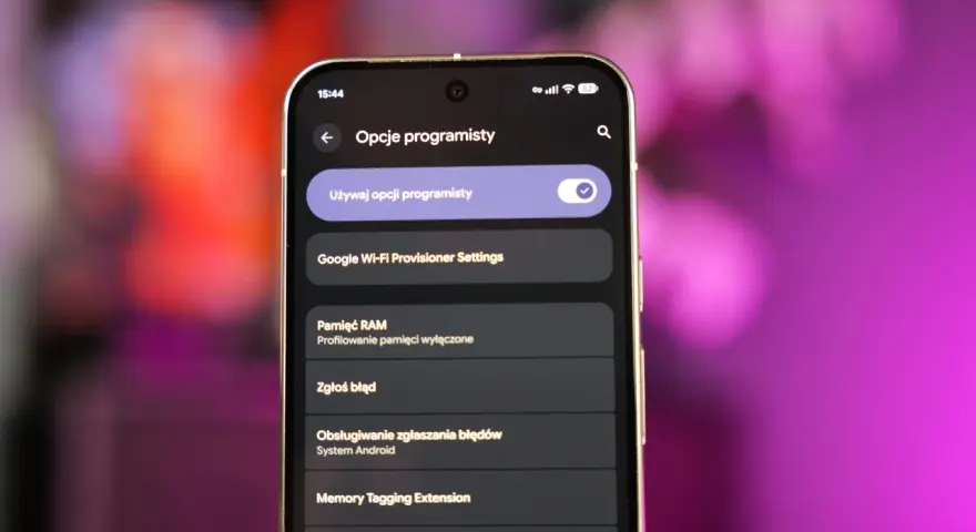 Ekran telefonu Xiaomi z włączonymi opcjami programisty. Dowiedz się, jak przyspieszyć telefon Xiaomi, korzystając z tych ustawień.