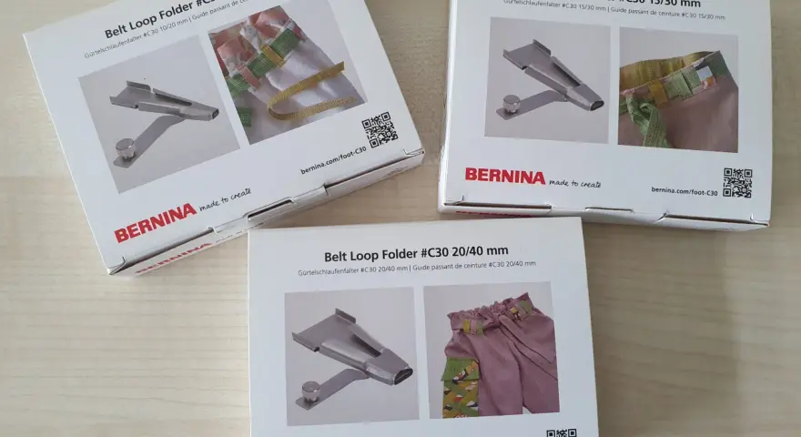 Trois boîtes Bernina présentent des guides pour faire un passant de ceinture en fil. Idéal pour des finitions professionnelles sur vos créations.