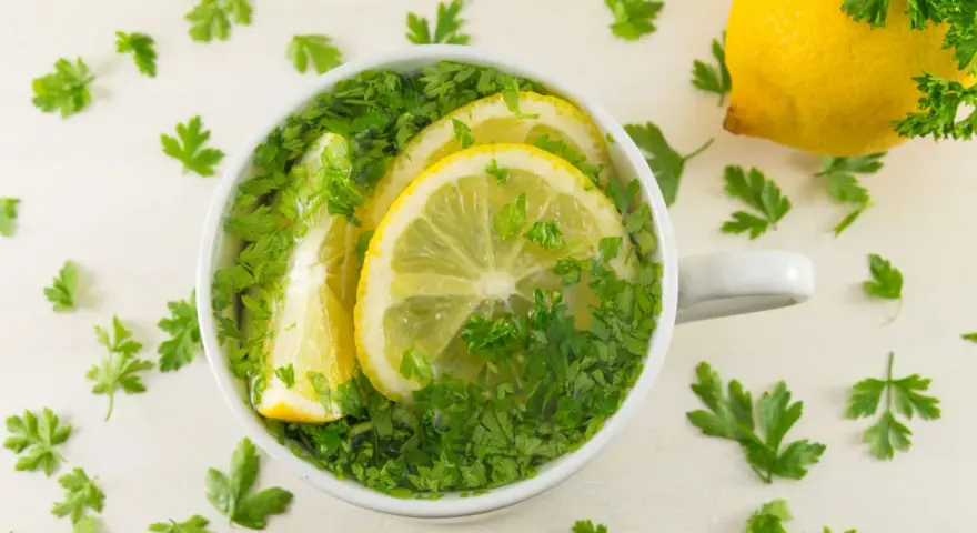 Pietruszka, cytryna, woda: Płynne złoto na detoks i płaski brzuch?