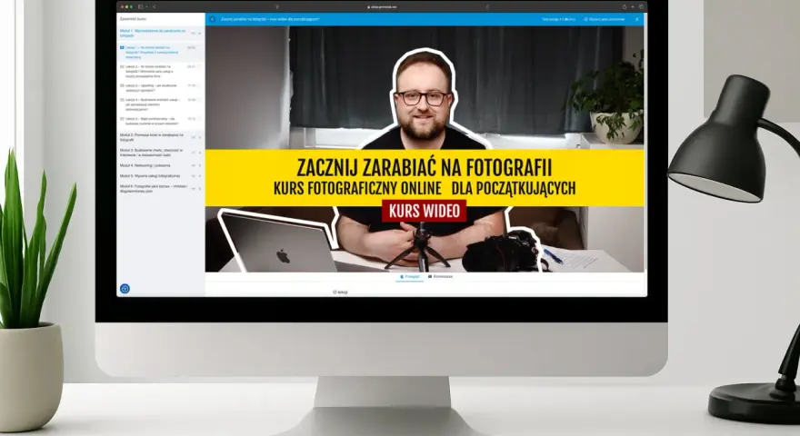 Na ekranie komputera widać kurs fotograficzny online dla początkujących. Mężczyzna w okularach uśmiecha się, zachęcając do nauki zarabiania na fotografii.