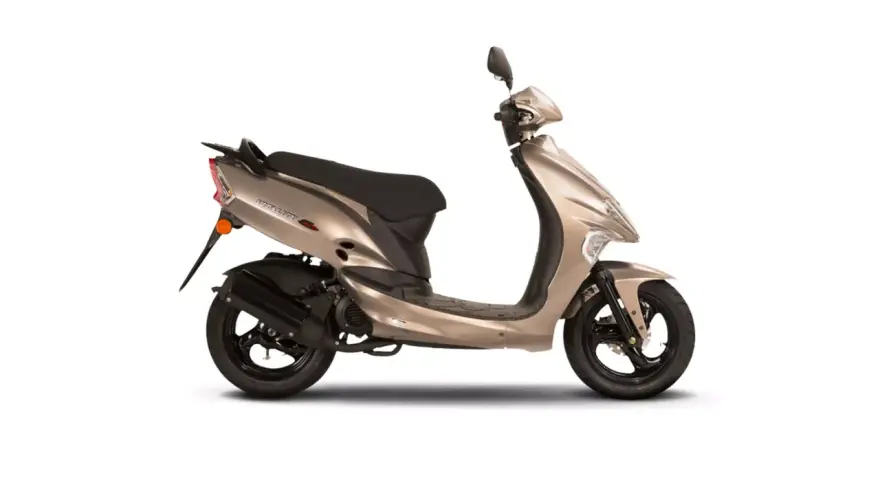Złoty skuter Kymco Vitality 50 2T na białym tle. Elegancki, miejski pojazd gotowy na przygody.