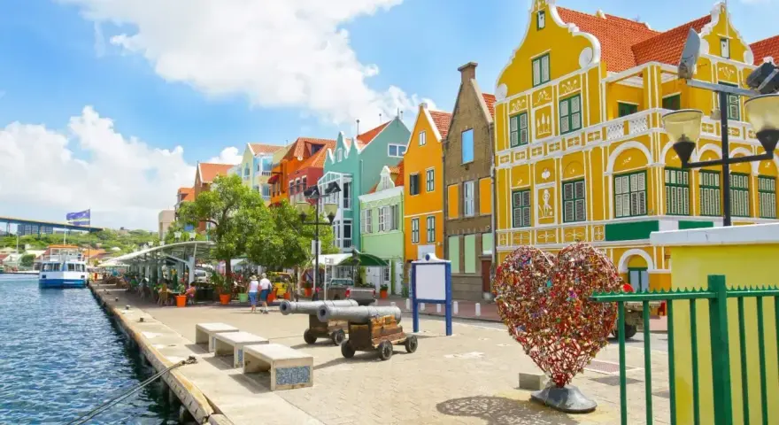 Kolorowe budynki, port i serce z kłódek – idealne miejsce na curacao wakacje.