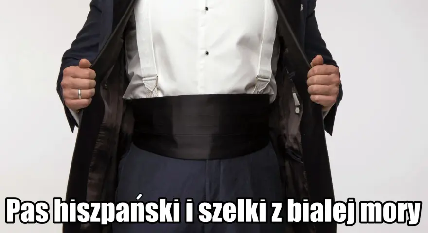 Elegancki smoking z pasem hiszpańskim i białymi szelkami.