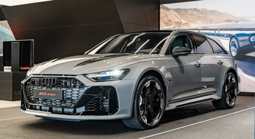 Szary Audi RS6 GT Avant z czarnymi akcentami i felgami, gotowy do podboju każdej drogi.
