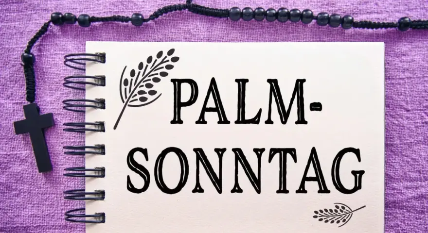 Ein Notizbuch mit der Aufschrift "PALM-SONNTAG" und einem Rosenkranz mit Kreuz. Gesegneten Palmsonntag!