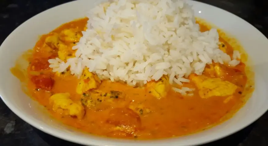 Kurczak curry z ryżem: przepis na sypki ryż i kremowy sos