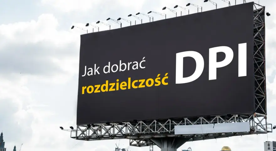 Jak dobrać rozdzielczość DPI do druku A4? Billboard z pytaniem o jakość wydruku.