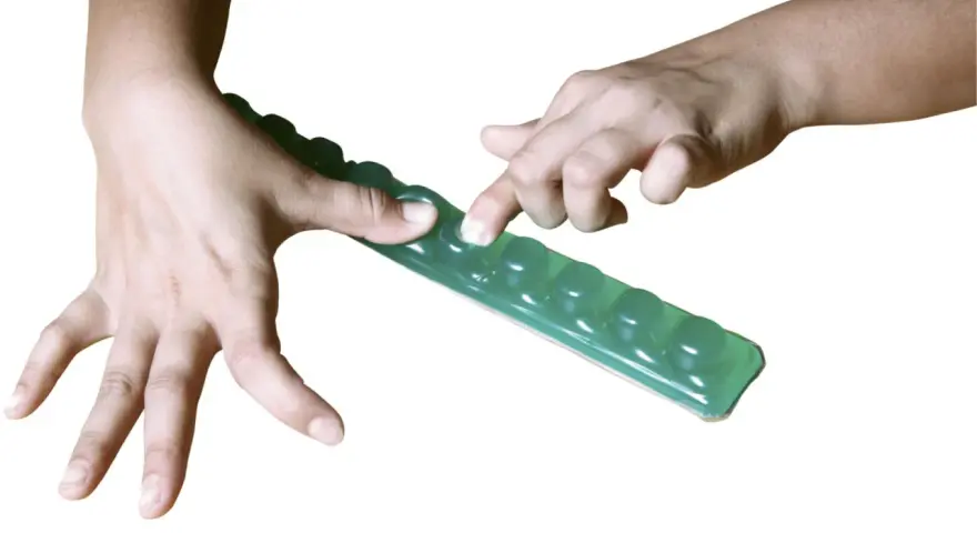 Händer som trycker på en grön gelremsa med bubblor, en rolig finger fidget.
