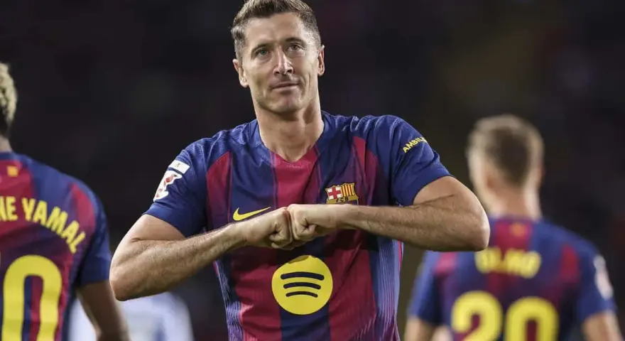 Robert Lewandowski w barwach Barcelony, z dumą prezentuje swoje osiągnięcia. Ciekawe, ile zarabia Lewandowski w Barcelonie, patrząc na jego zaangażowanie.