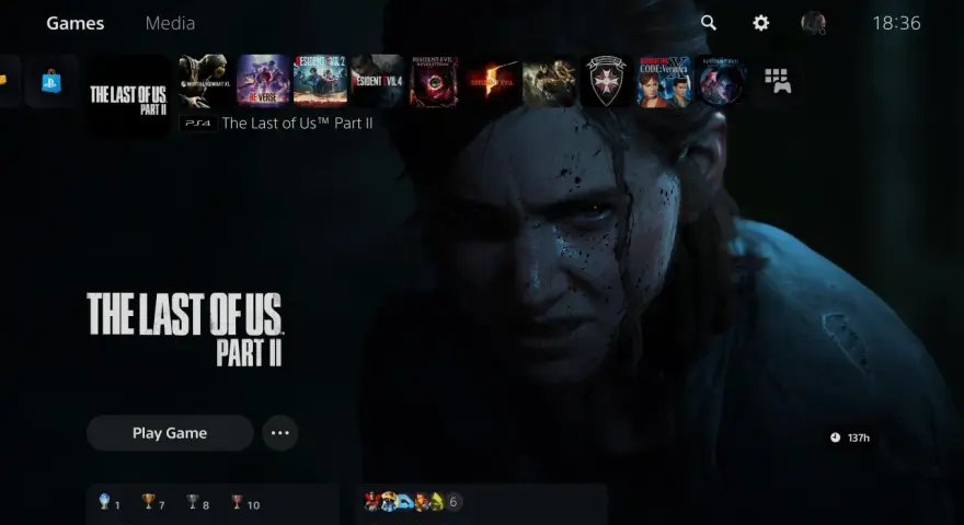 La pantalla de inicio de PS5 muestra The Last of Us Part II. La pregunta es: cuanto dura The Last of Us 2, y la respuesta es que este jugador ha invertido 137 horas.