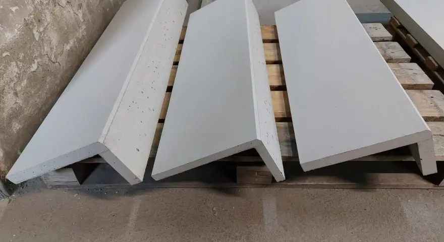 Gotowe elementy wykładziny na schody betonowe, ułożone na paletach. Nowoczesne i trwałe rozwiązanie.