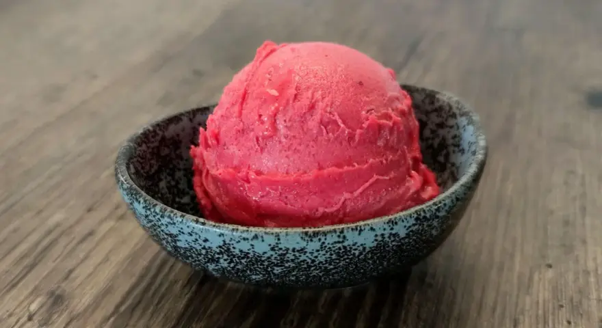 Ein Löffel cremiges Kirscheis, perfekt für alle, die Kirscheis selber machen wollen.