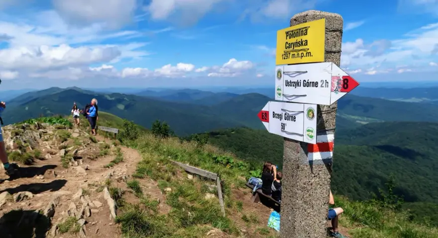 Bieszczady szlaki: Polonina Caryńska, Ustrzyki Górne i Brzegi Górne. Turyści na szlaku, piękny widok.