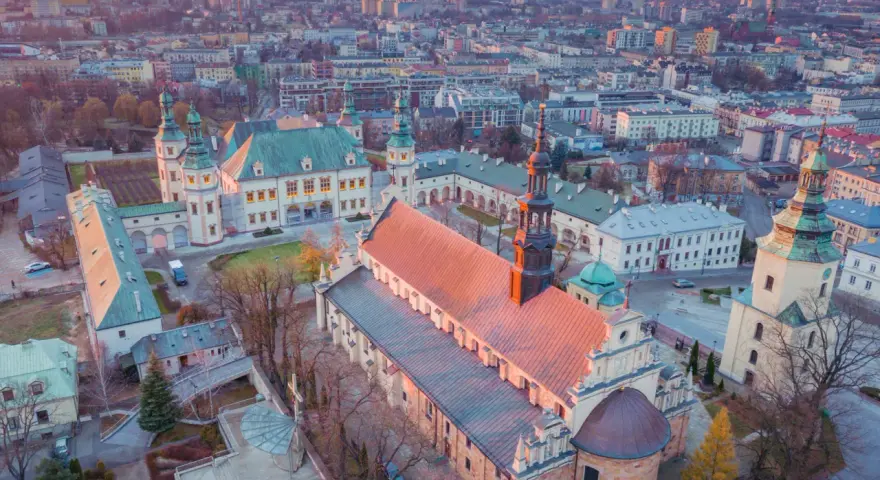 Kielce co zwiedzić? Bazylika katedralna i Pałac Biskupów Krakowskich o zachodzie słońca. Wspaniałe zabytki miasta.