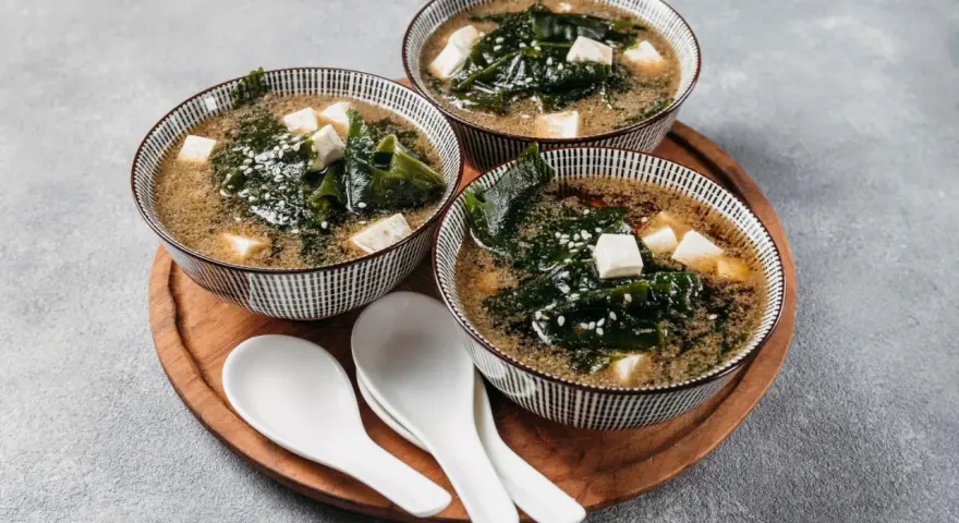 Trzy miseczki z zupą miso, wodorostami i tofu. Idealne na rozgrzewkę.