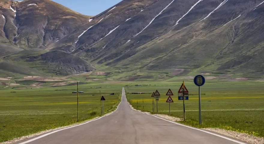 Strade da moto perfette per un viaggio panoramico tra montagne verdi e campi fioriti. Un invito a esplorare paesaggi mozzafiato.