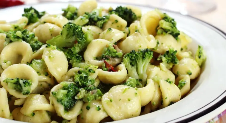 Pyszne danie z makaronem orecchiette i brokułami, idealne na szybki obiad.